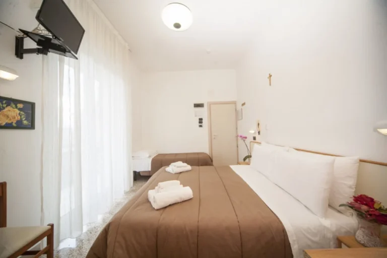 Camere hotel Rivazzurra Rimini – camera tripla con letto matrimoniale e singolo